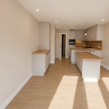 Schilderwerk in een kustappartement