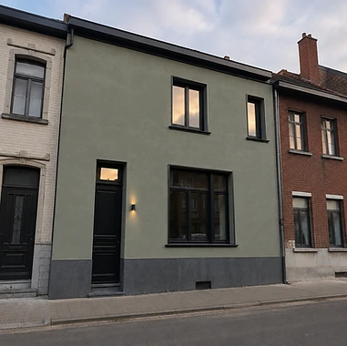 Groene crepi bij een rijwoning