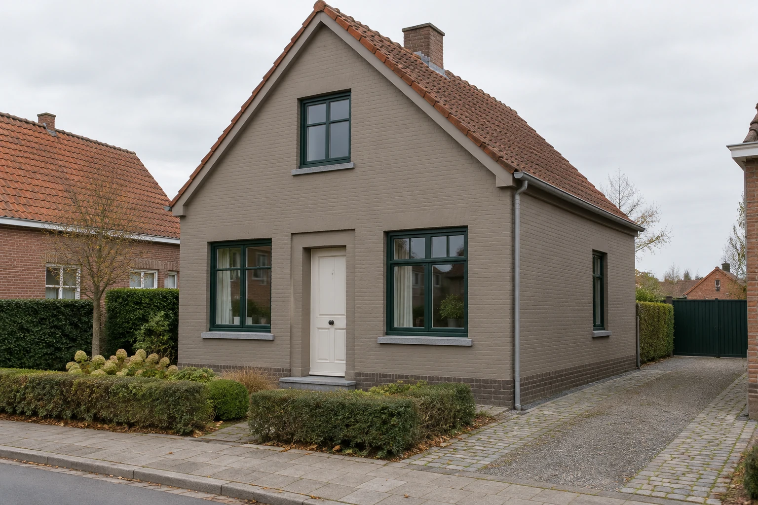 Taupe gevel met groene raamkaders