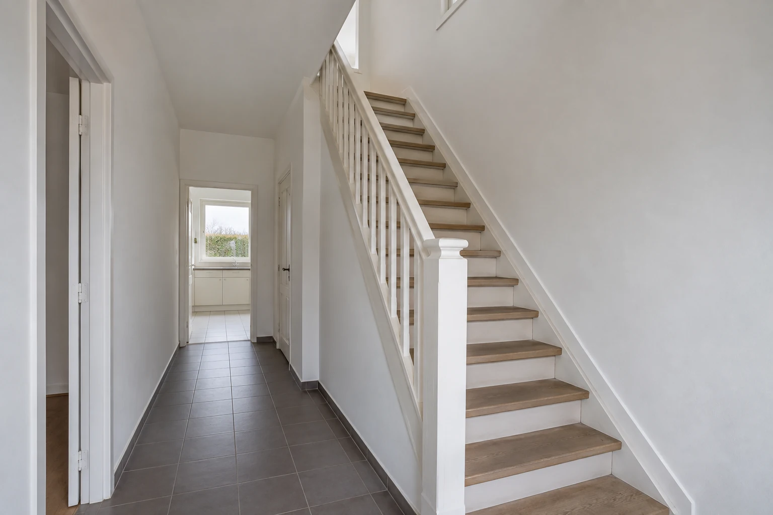 Verzorgd pleisterwerk in hal en overloop