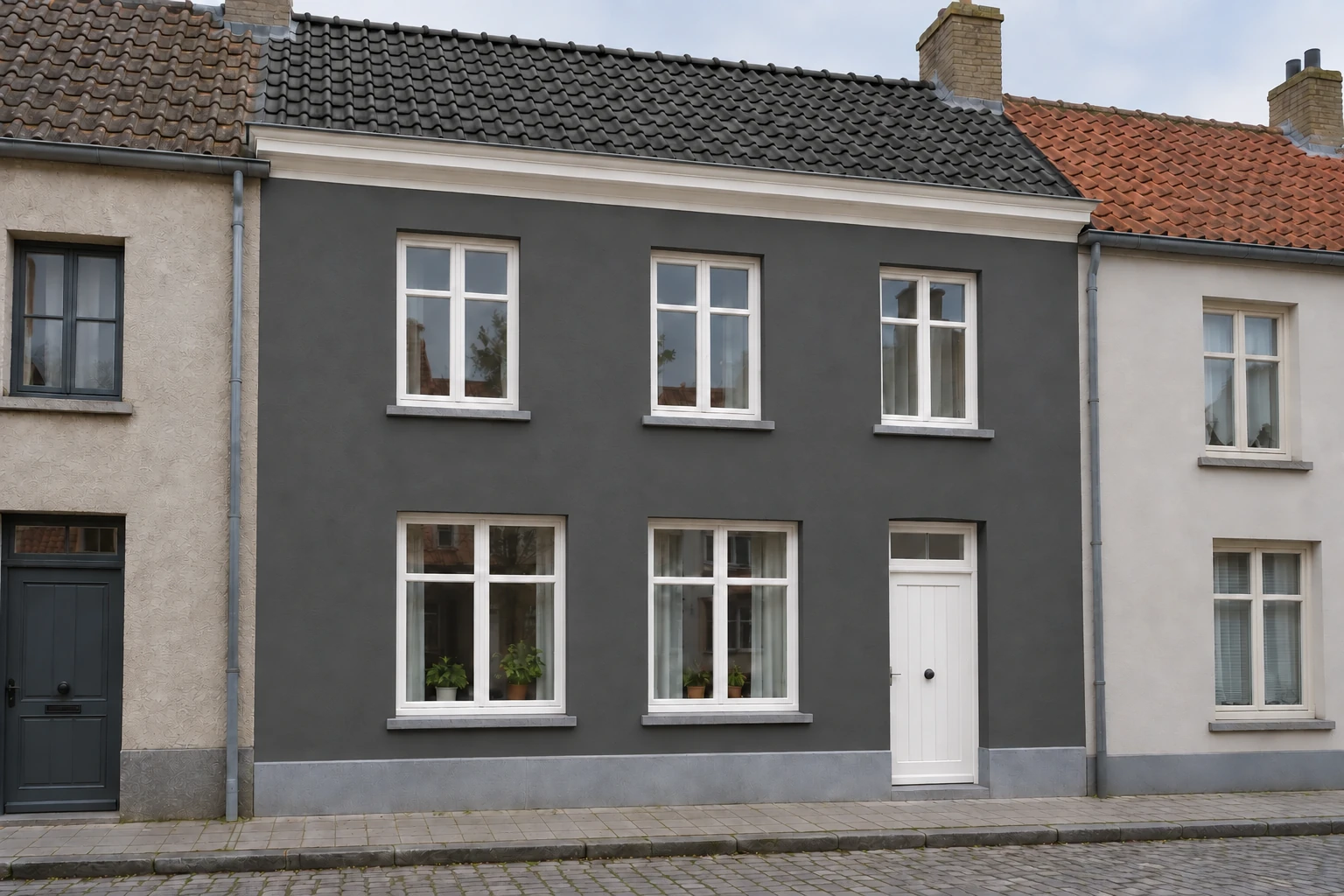 Donkergrijze crepi met wit schrijnwerk