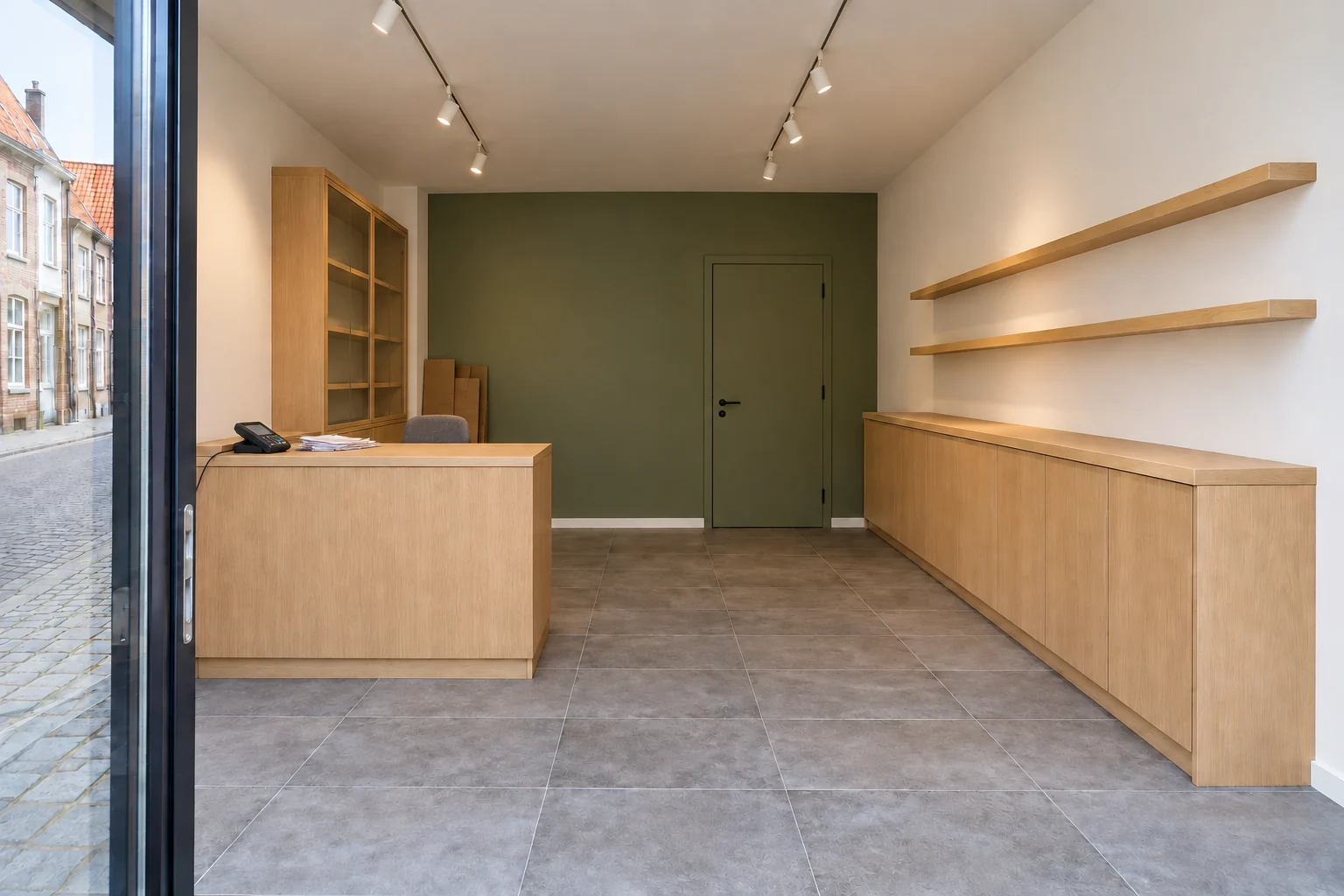 Warmwit en olijfgroen in een kleine winkel