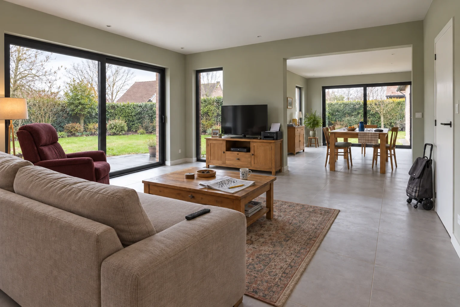 Grijsgroen schilderwerk doorheen een woning